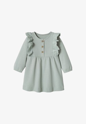 Hellgrünes Baby-Kleid mit langen Ärmeln, drei Knöpfen auf der Vorderseite und Spitzenrüschendetails an Schultern und Brust.