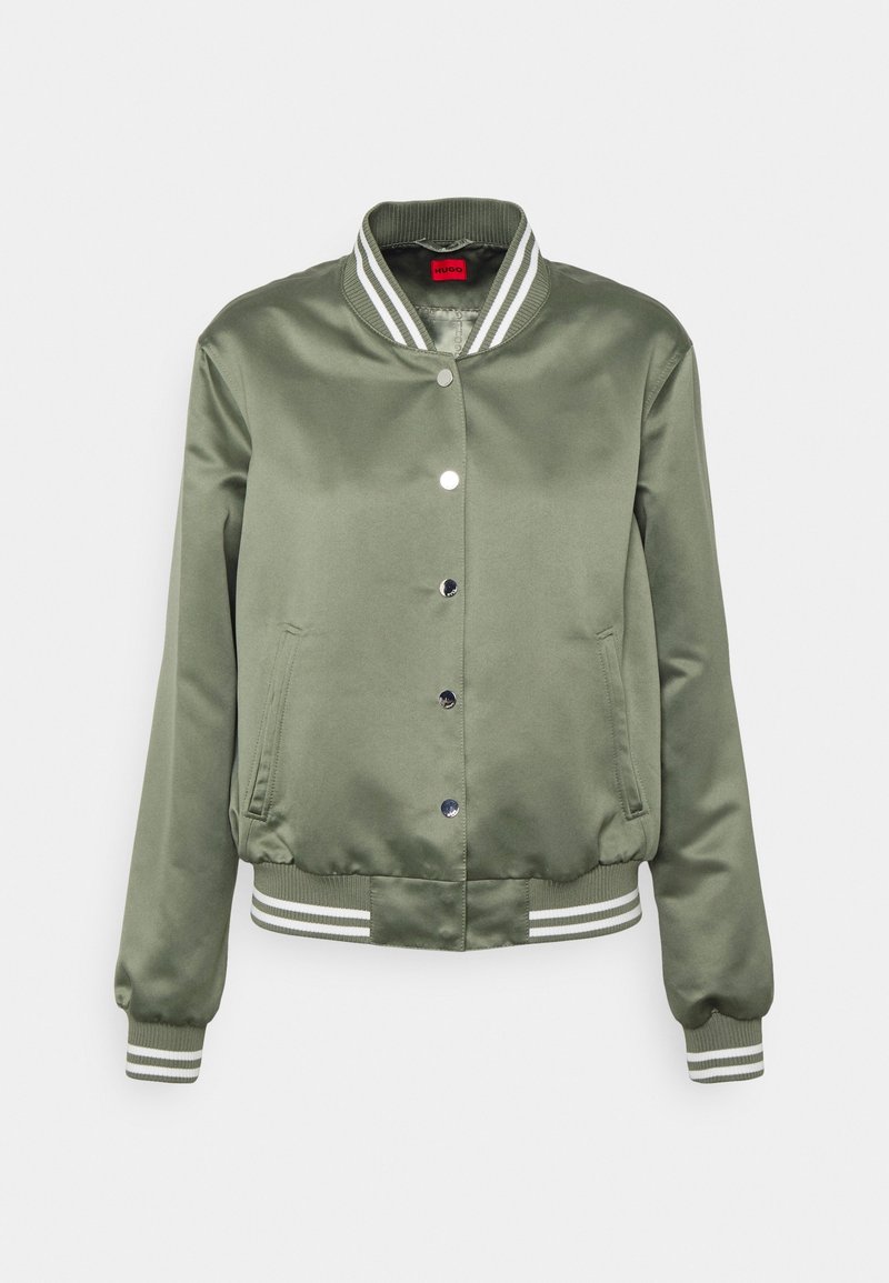 Veste bomber en satin vert olive avec col, poignets et ourlet côtelés rayés, boutons-pression à l'avant et deux poches latérales.