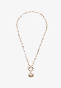 Gouden ketting met een langgerekte schakelketting, een sluiting met schuifring, en een schelp hanger met een parel accent.