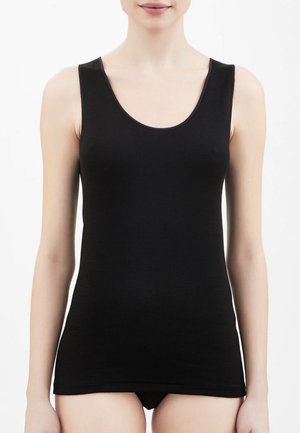 Top senza maniche nero realizzato in un tessuto liscio, con un colletto arrotondato e un design attillato che si ferma sopra i fianchi.
