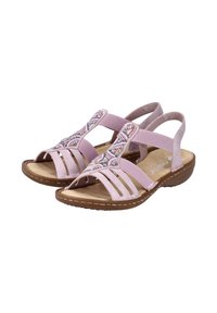 Sandales roses avec des accents perlés, design à bout ouvert, plusieurs brides et une semelle courbée et basse. Semelle intérieure texturée avec des détails cousus.