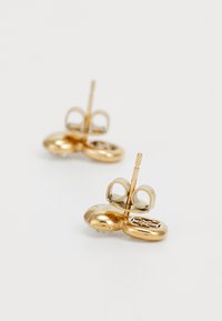 Boucles d'oreilles clou en or de couleur, avec un design circulaire texturé et un motif en filigrane. Comprend un tige droite et des fermoirs circulaires.