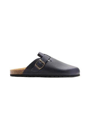 Zueco de cuero azul marino con puntera cerrada, diseño slip-on, hebilla lateral ajustable y tacón con plantilla de corcho sobre fondo blanco.