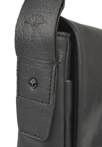 Borsa in pelle nera con superficie texturizzata, dotata di chiusura a scatto magnetico e dettagli in rilievo, che mostra un design rettangolare elegante.
