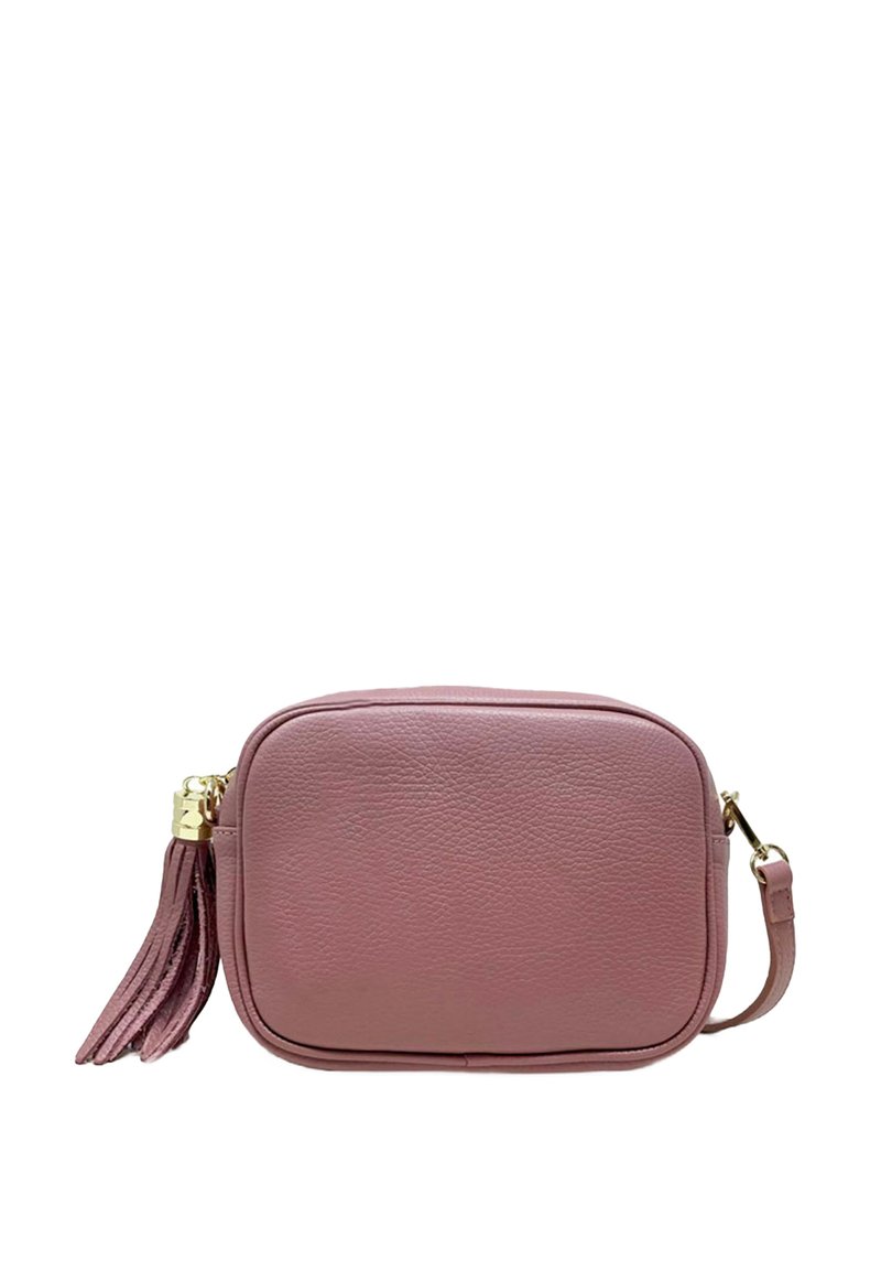 Borsa a tracolla in pelle rosa con superficie texturizzata, forma rettangolare, chiusura con zip e un accento a frange attaccato al lato.