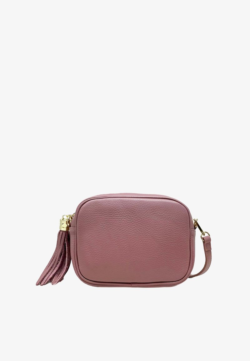 Rosa läderaxelväska med en texturerad yta, rektangulär form, dragkedjestängning och en fransdetalj som är fäst på sidan.