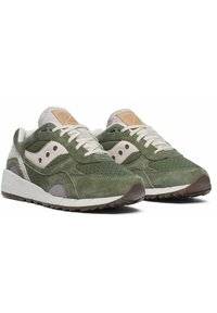 Groene suède sneakers met een gestructureerde grijze stoffen accent, beige leren logo patch en witte veters. Duurzame rubberen zool met grippatroon.