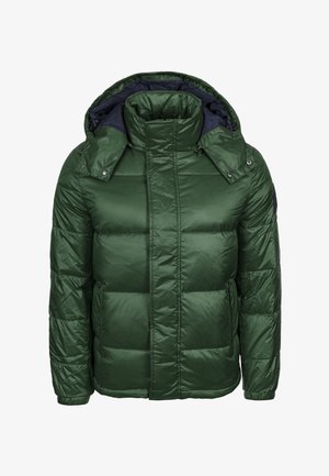 Giacca a vento verde con colletto alto e cappuccio, caratterizzata da un design trapuntato, texture lucida, tasche laterali e fodera blu navy a contrasto.