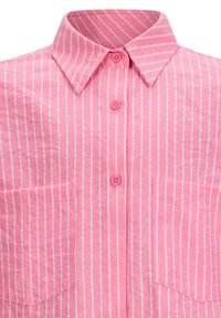 Gestreifte pinke Hemdbluse mit zwei vorderen Taschen, einem Kragen und hellen vertikalen weißen Streifen auf einem strukturierten Stoff.