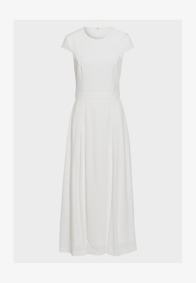 Biała sukienka z krótkim rękawem, dopasowanym korpusem i zwiewnym dołem, z przeszyciem w talii i ukrytym zamkiem błyskawicznym z tyłu. Gładka faktura materiału.