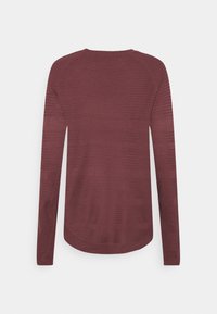 Viininpunainen pitkähihainen neulepusero pyöreällä pääntiellä, teksturoidulla kankaalla ja hieman kaartuvalla helmalla. Sileä viimeistely resorikoristein.