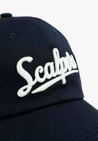 Gorra de béisbol azul marino de algodón, con un logotipo bordado en blanco de "Scalpers" en la parte frontal y un visor curvo.