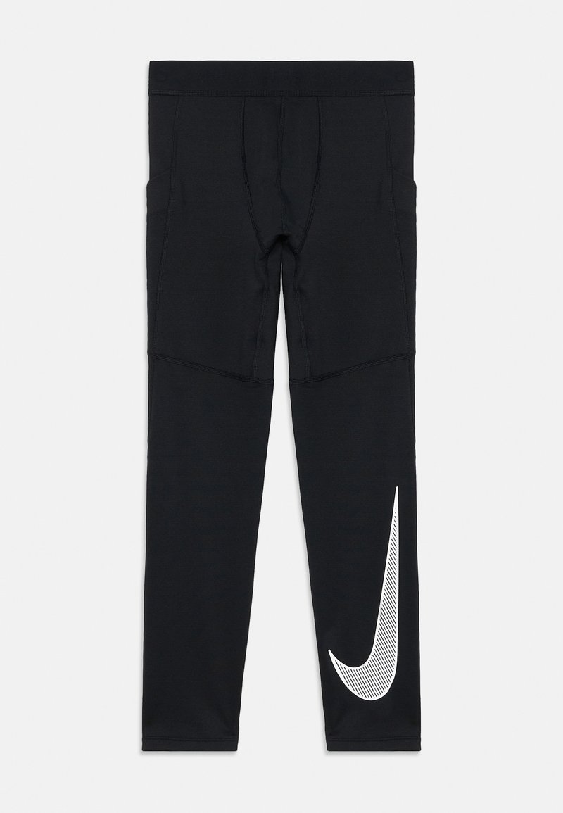 Svart treningsbukser laget av elastisk materiale med smal passform. Har en hvit Nike-logo og sidelommer. Jevn tekstur gjennom hele buksen.