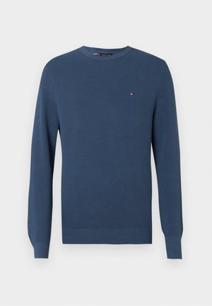 Herren Langarm-Pullover aus blauem, strukturiertem Strick mit Rundhalsausschnitt und kleinem Logo auf der linken Brust.