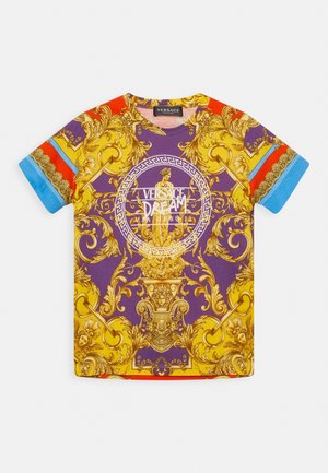 Koszulka Versace z barokowymi złotymi wzorami na fioletowych, czerwonych i niebieskich rękawach, z centralnym motywem statuy i białym napisem "Versace Dream".