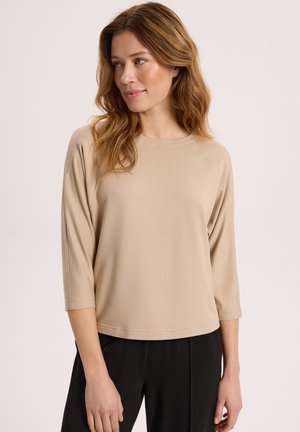 - Bluzka z długim rękawem