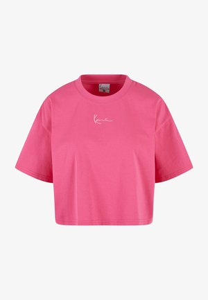 Rosa kortärmad t-shirt i bomull. Har en rund halsringning och korta ärmar. Särskild detalj: vit signaturgrafik på bröstet.
