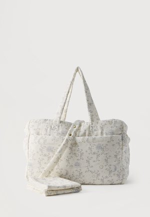 Gewatteerde crèmekleurige tas met blauw en goud bloemen- en hemelprint, voorzien van twee handgrepen, een voorvak en een bijpassend opgevouwen doek.