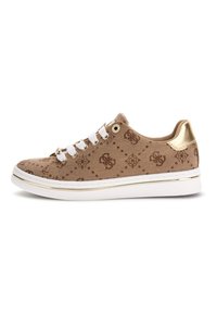 Bruna mönstrade sneakers med vita snören, guldakenter på hälen och en vit gummisula. Har en överdel i kanvas med logotryck.