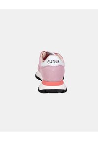 Sneaker in suede rosa con tallone bianco e branding 'SUN68'. Presentano una soletta rosa e una suola nera. Texture morbida e design casual.