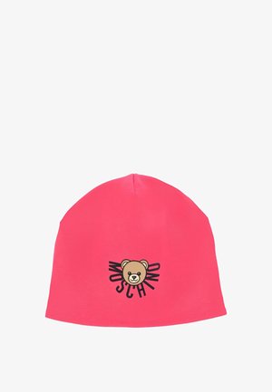 Chapeau en laine rose fabriqué dans un tissu doux, présentant un motif central d'ours avec des accents de texte noir. Texture lisse et forme de couronne arrondie.