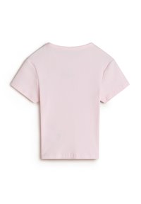 Helles rosa, geripptes T-Shirt mit kurzen Ärmeln und rundem Ausschnitt. Der Stoff wirkt weich und dehnbar, mit einem taillierten Schnitt und sauberen Nähten.
