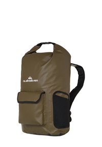 Mochila impermeable de color verde oliva con un diseño de rollo, acentos negros, bolsillo delantero y correas de hombro acolchadas. Presenta un logotipo en la parte frontal.