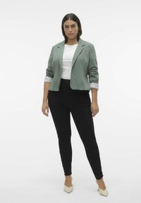 Vero Moda Curve VMCHARUKI  EXC CUR - Blazer - laurel wreath