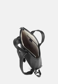 Svart läderväska med dragkedjestängning, två handtag och inre fickor. Insidan är klädd med en ljusfärgad tyg.