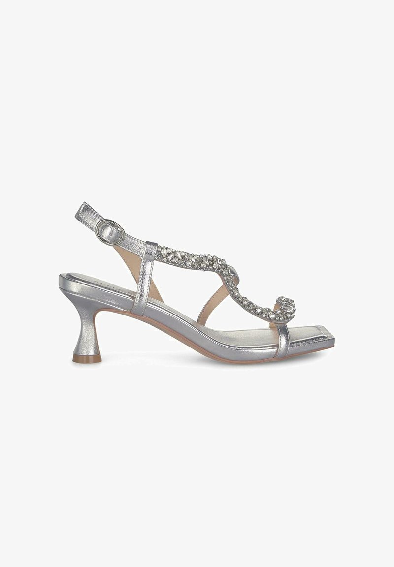 Sandalo con tacco argentato, caratterizzato da un'elegante decorazione in cristallo lungo la fascia, con punta quadrata e tacco conico.