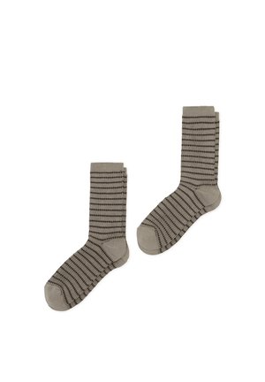 Paire de chaussettes grises avec des rayures horizontales en zigzag foncées, présentées à plat sur un fond blanc.