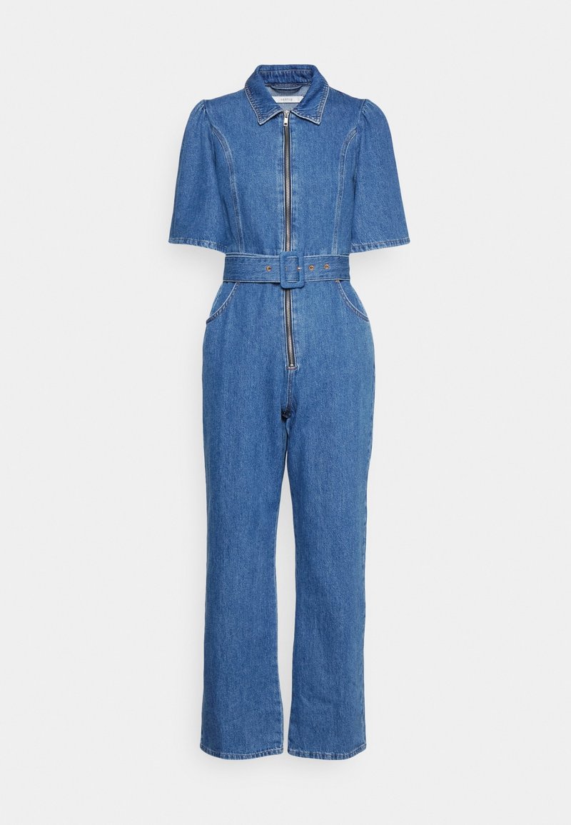 Combinaison en denim avec manches courtes bouffantes, fermeture éclair à l'avant, col chemise, taille cintrée avec ceinture et pantalon jambes larges en bleu moyen.