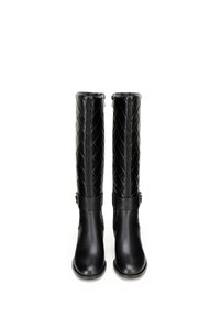 Czarne kozaki za kolano wykonane z pikowanej syntetycznej tkaniny, z gładkimi skórzanymi akcentami i zamkiem błyskawicznym z boku dla łatwego zakładania.