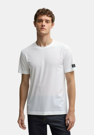T-shirt bianco a maniche corte con scollatura rotonda e patch con logo blu sulla manica sinistra, realizzato in tessuto liscio e leggero.
