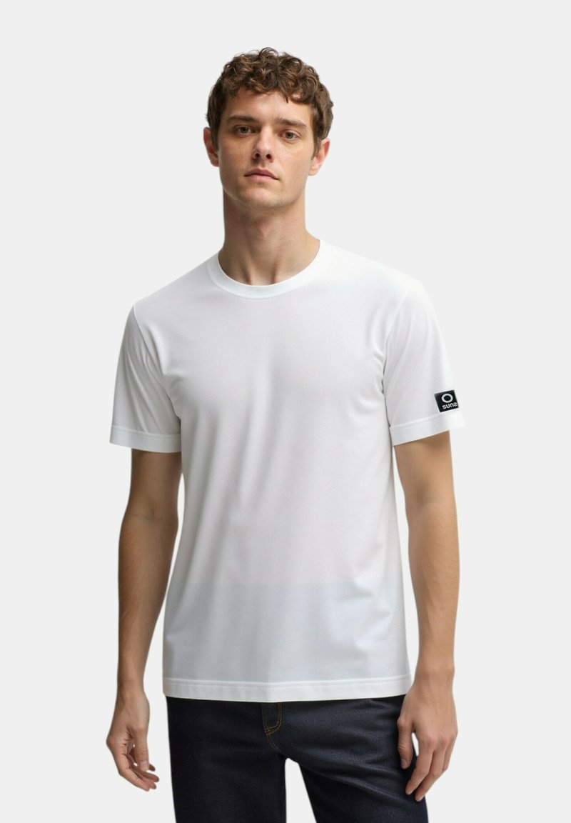 T-shirt bianco a maniche corte con scollatura rotonda e patch con logo blu sulla manica sinistra, realizzato in tessuto liscio e leggero.