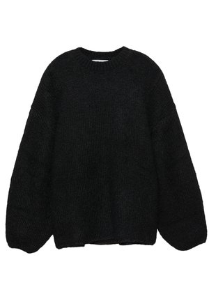 Musta neulottu neulepaita pyöreällä pääntiellä, lasketuilla olkapäillä ja ylisuurilla hihoilla. Pintakuvioitu kangas antaa syvyyttä suunnitteluun.