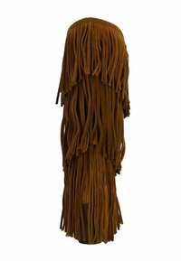 Brauner, hochhackiger Wildlederstiefel mit gestuften Fransen, die vom oberen Rand herabhängen; verfügt über eine abgerundete Spitze und eine glatte schwarze Sohle.