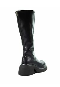 Czarne skórzane wysokie kozaki z bocznym zamkiem, masywnym obcasem i gładką fakturą. Wyróżniają się smukłym kształtem i minimalistycznym designem.