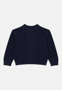 Mörkblå stickad tröja med ribbat rundhals, långa ärmar samt ribbade ärmslut och nederkant, med ett texturerat tygmönster.