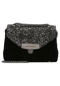 Borsa a tracolla in velluto nero con un flap in glitter argento scintillante, hardware argento e una tracolla a catena. Dotata di una chiusura magnetica con logo.