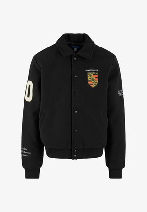 Sort varsityjakke i slidstærkt stof med trykknapper. Har broderet logo og tekst på brystet og ærmet, med hvide detaljer.