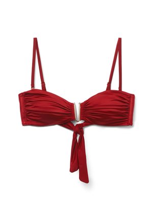 Top de bikini rojo con tirantes delgados ajustables, copas fruncidas, cierre metálico central y un nudo atado colgando debajo del cierre.