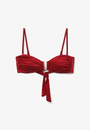 Rotes Bikinioberteil mit verstellbaren dünnen Schulterriemen, gerafften Cups, Metallverschluss in der Mitte und einem darunter hängenden Knoten.