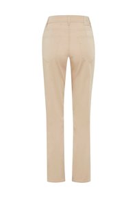 Beige katoenmix broek met een recht model, twee achterzakken en een middelhoge tailleband. Voorzien van stiksel langs de naden.