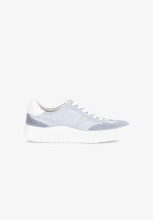 Baskets basses bleu clair et gris avec des lacets blancs et une semelle blanche épaisse, vues de profil droit sur fond blanc.