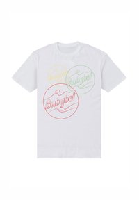 Vit bomullströja med tre cirkulära Babybel-ostgrafik i röd, grön och gul kontur med stiliserade vågor. Kortärmad.