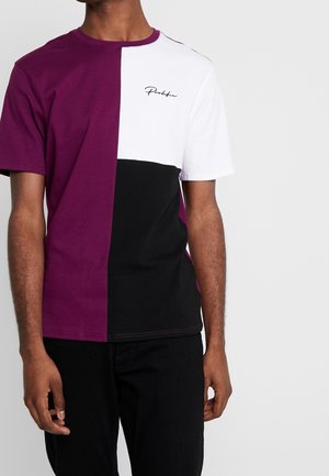 Kortærmet T-shirt i lilla, hvid og sorte sektioner. Har en rundet halsudskæring og teksten "Pride" i kursiv på forsiden.