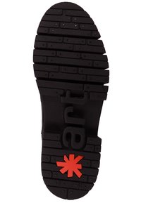 Suela de zapato de goma negra con texturas en forma de estrías y marca de letras en relieve. Se incluye un acento del logo de estrella roja.