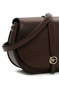 Borsa a tracolla in pelle marrone con forma curva, dettagli in metallo dorato, cuciture a contrasto e chiusura a pattina. Inclusa tracolla regolabile.