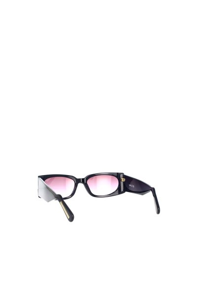 Occhiali da sole neri a forma rettangolare con lenti rosa sfumate. Presentano una montatura elegante e dettagli in oro sulle tempie.
